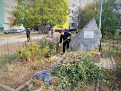 Жители 16 округа привели в порядок территорию возле памятного знака воинам Игорю Дудке и Сергею Ногину